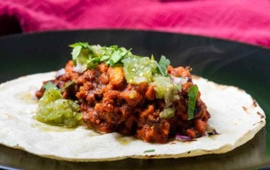 taco de soya adobada en plato negro