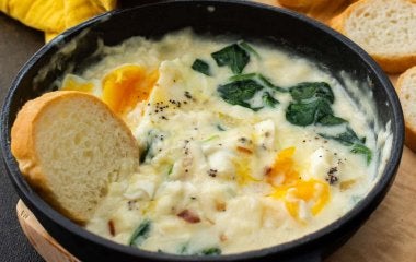 Cremosos huevos a la florentina, receta francesa con espinacas a la crema