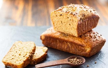 Panqué de avena sobre una tabla de madera 