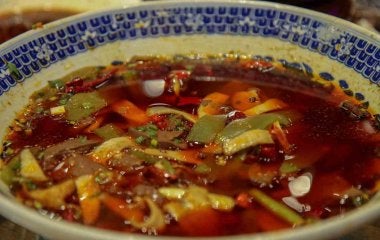 Sopa de nopales y charales en guajillo receta